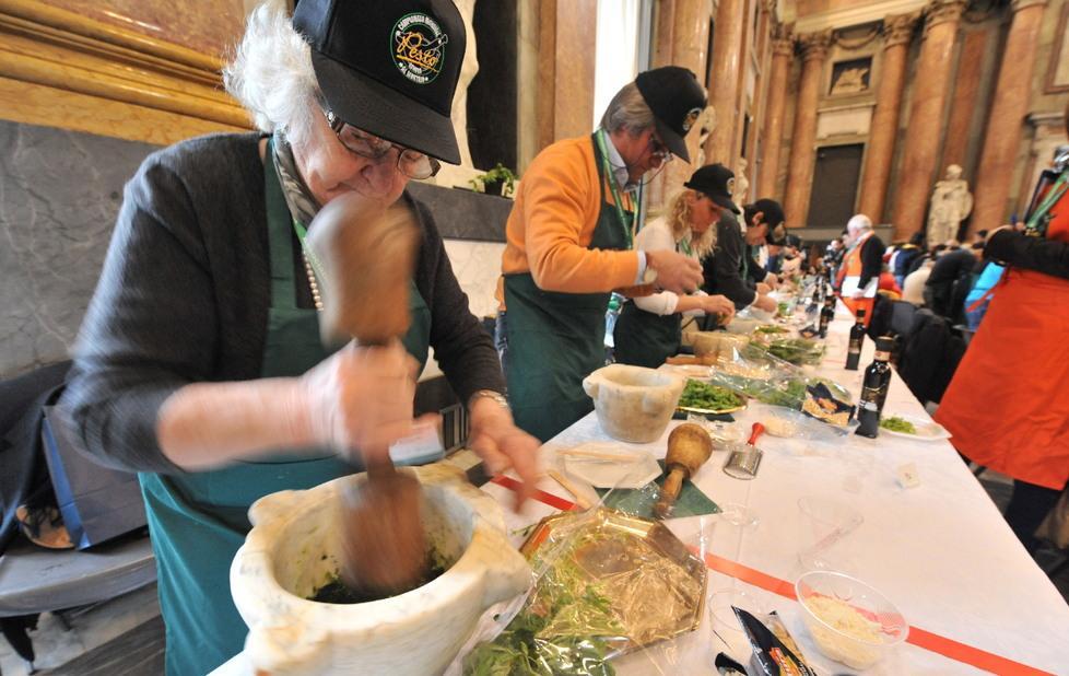 A Montemarcello il campionato del pesto 