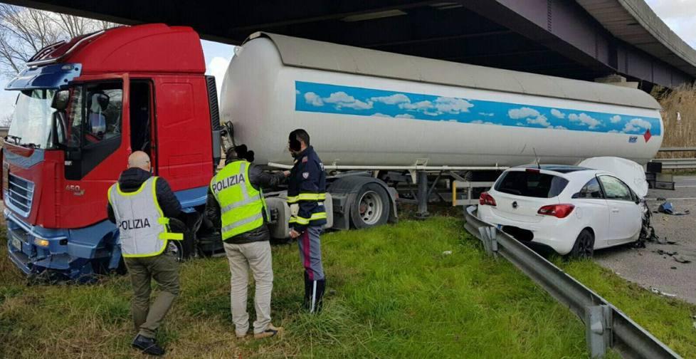 Auto contro camion: neonato ferito 