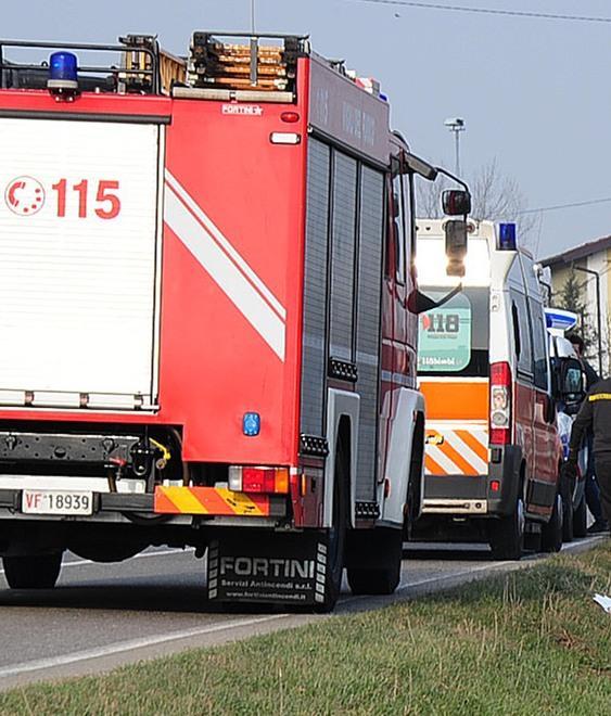 Finisce con l’auto nel torrente ma si salva