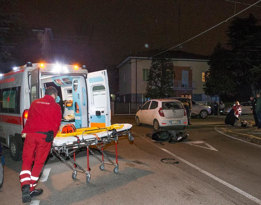 Schianto in scooter: ferita una donna