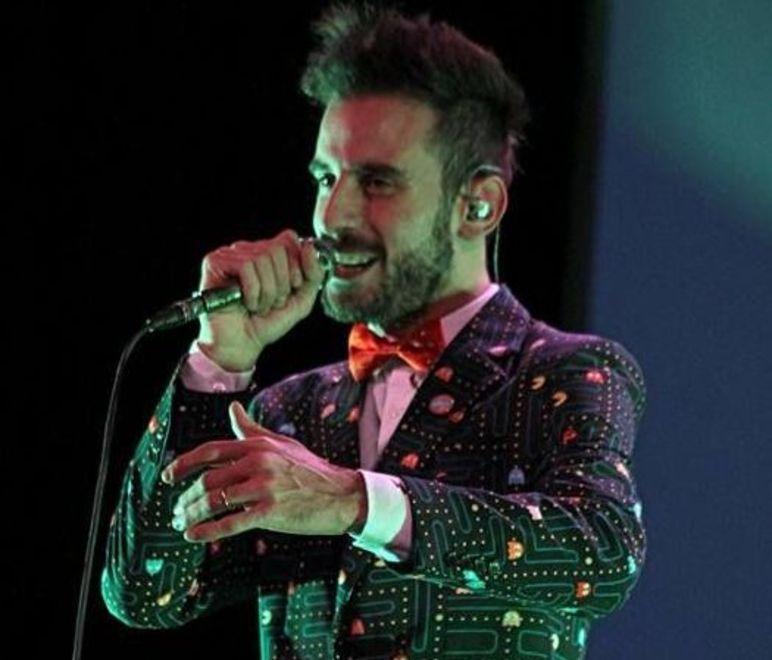 “Gli elefanti sanno nuotare” Il cantante Buttini torna a casa 