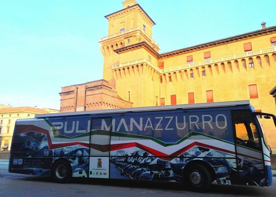 In piazza in pullman della sicurezza