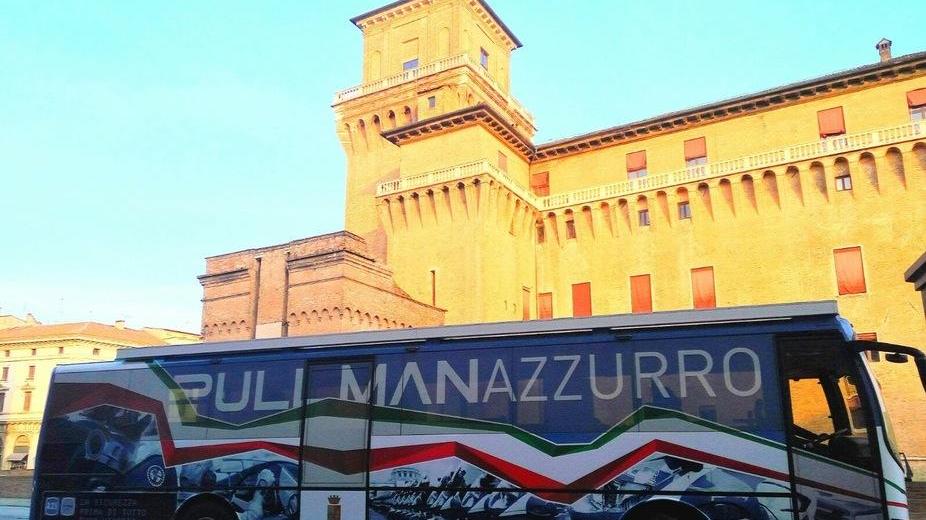 In piazza in pullman della sicurezza
