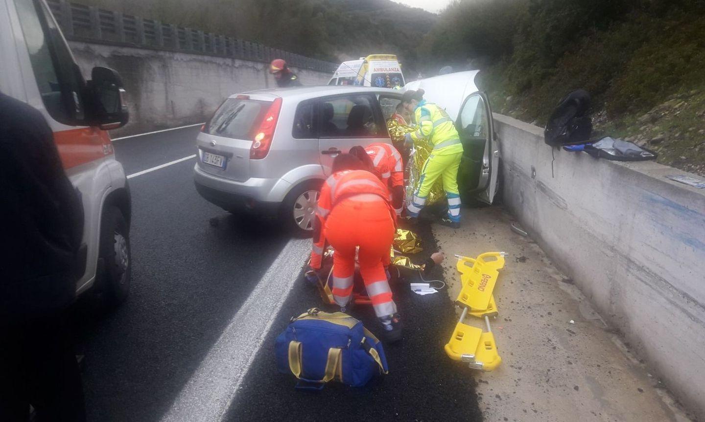 Fiesta senza controllo contro il muro sulla 131