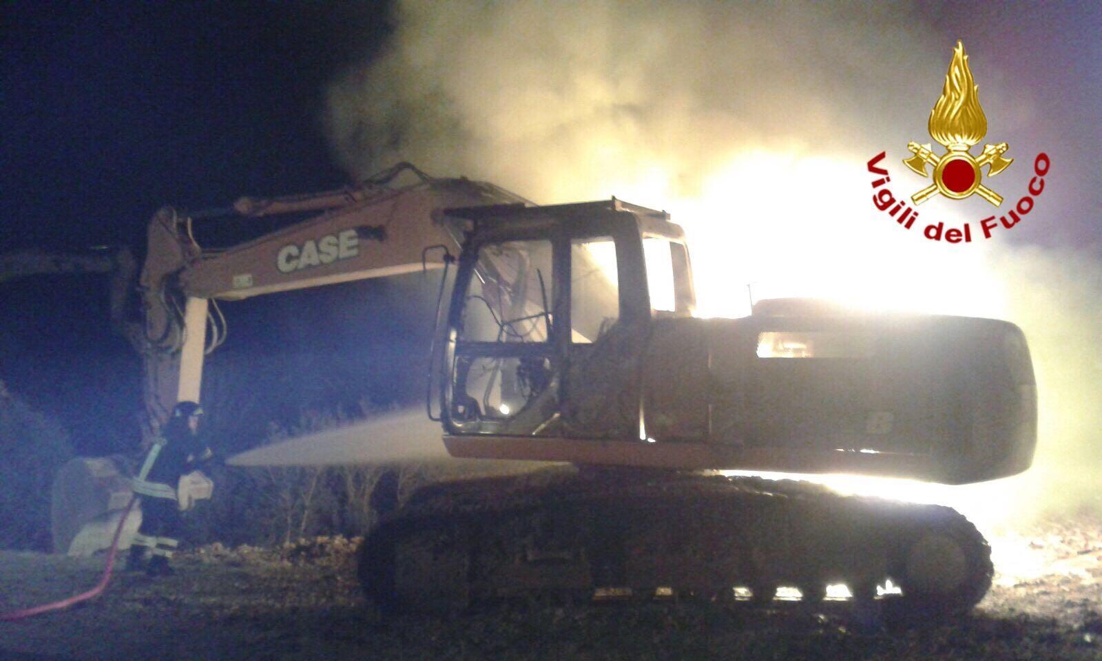 Incendio nel cantiere della nuova statale 125: distrutti quattro escavatori 