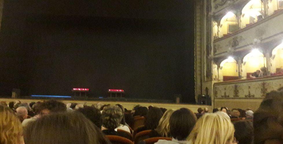 Comunale: malore in scena, opera ferma per 5 minuti 