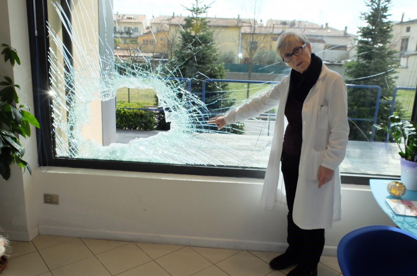La vetrata spaccata alla Bottega dell'Ottica (Foto Sproviero-Batavia)