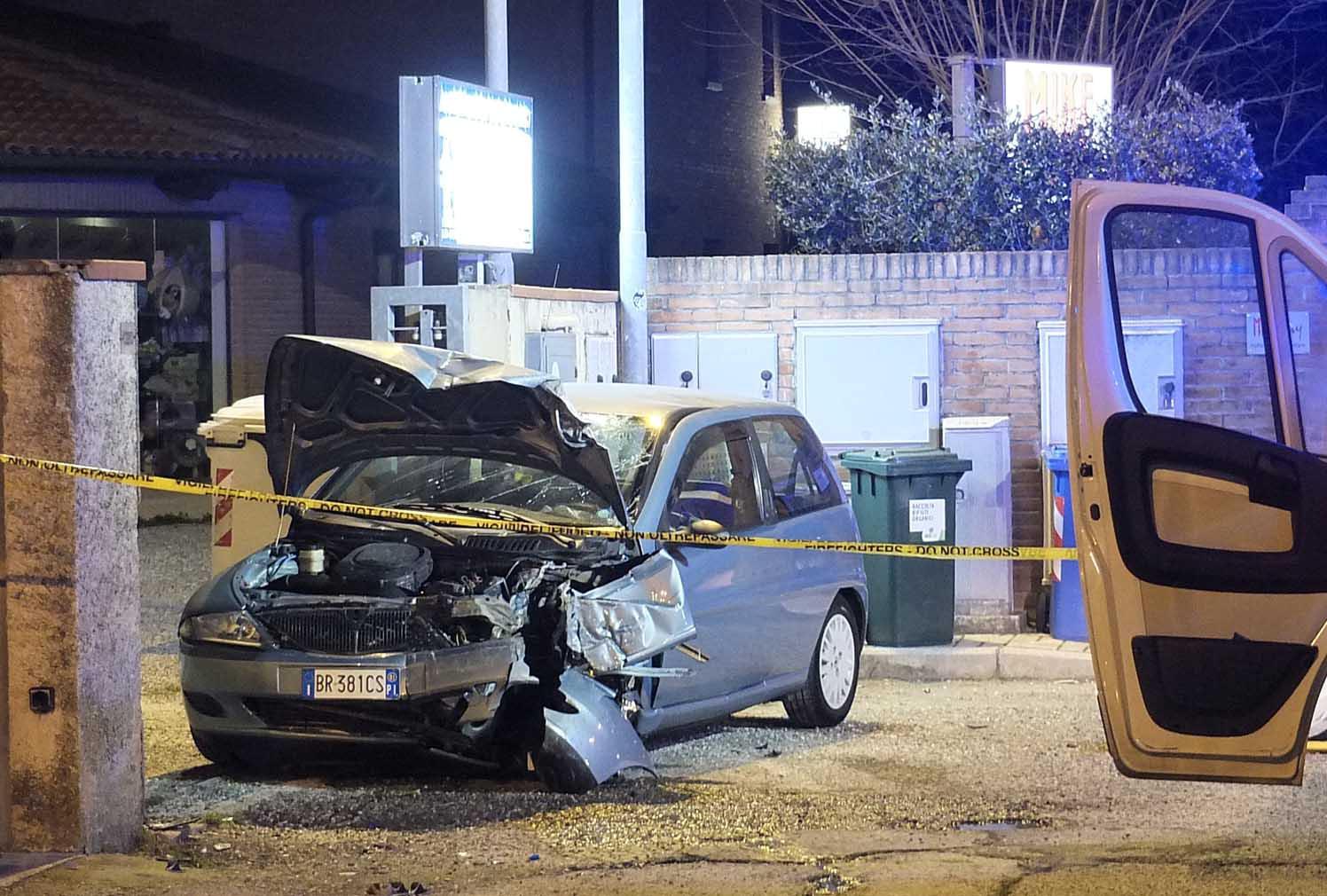 Muore nell'auto contro un muro di recinzione
