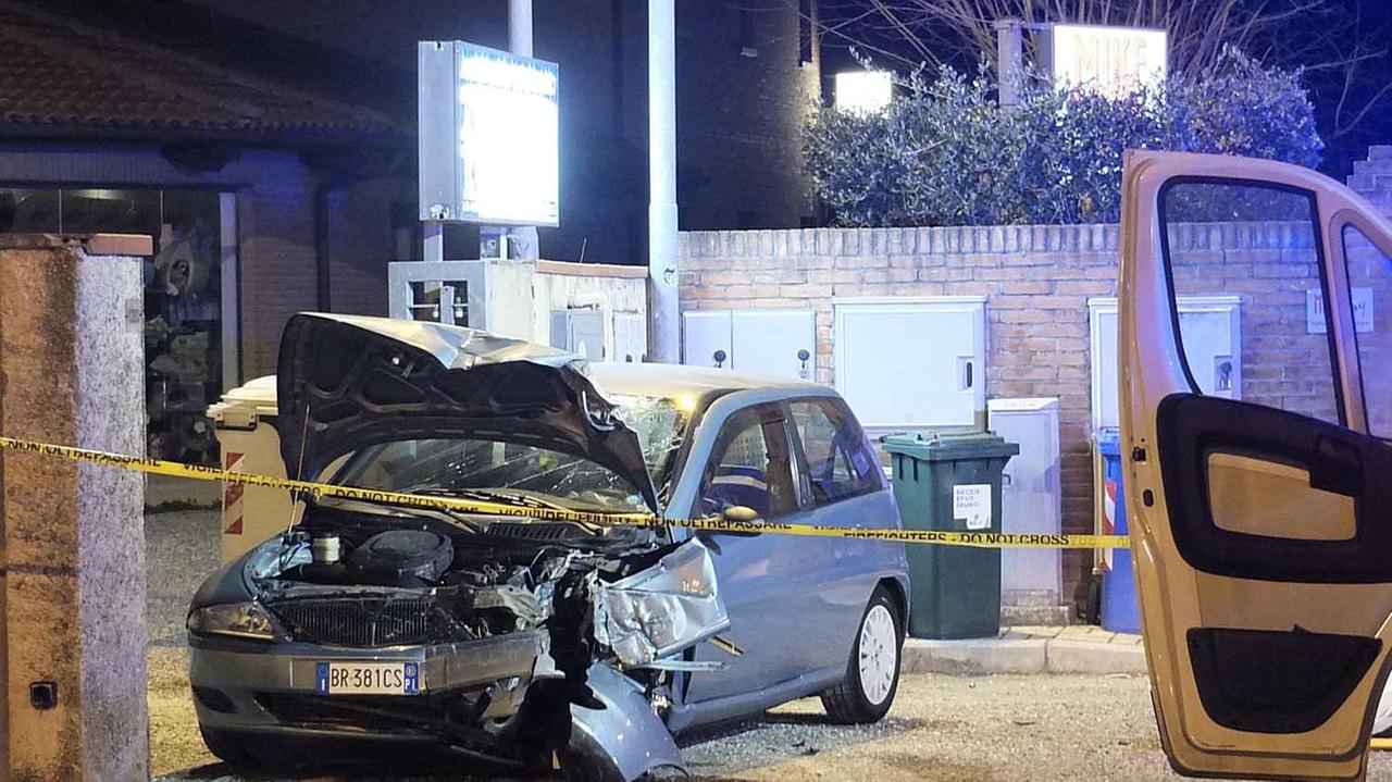 Muore nell'auto contro un muro di recinzione