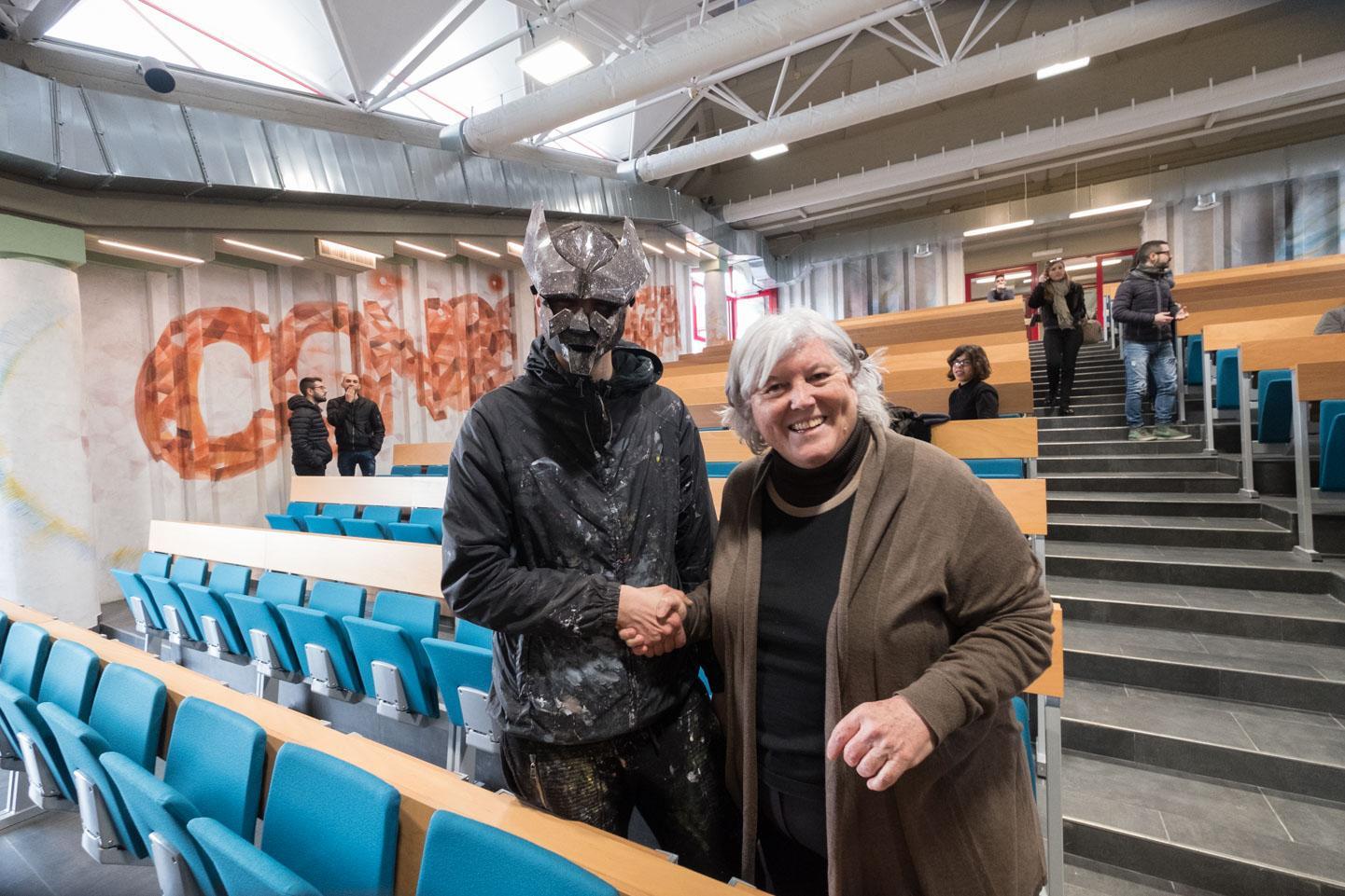 Il writer Manu Invisible con la rettrice Maria Del Zompo nell'aula Capitini (foto Mario Rosas)