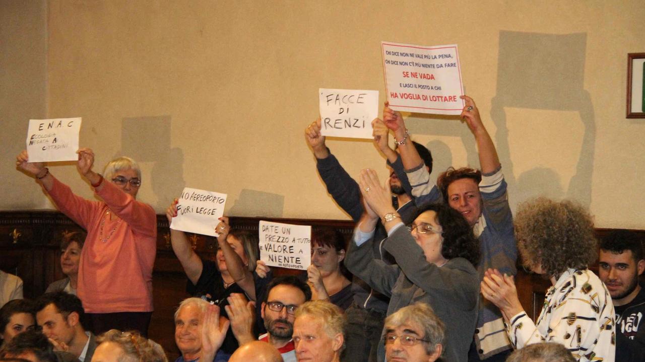 Un consiglio comunale in cui il sindaco è stato contestato dai contrari al nuovo aeroporto