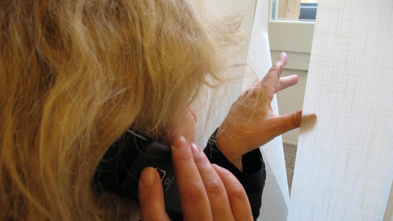 Una donna al telefono: lo stalking può consistere anche nelle telefonate ossessive