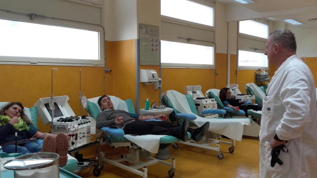il dottor Luca Gafforio durante la donazione di plasma insieme alle figlie Elena e Francesca