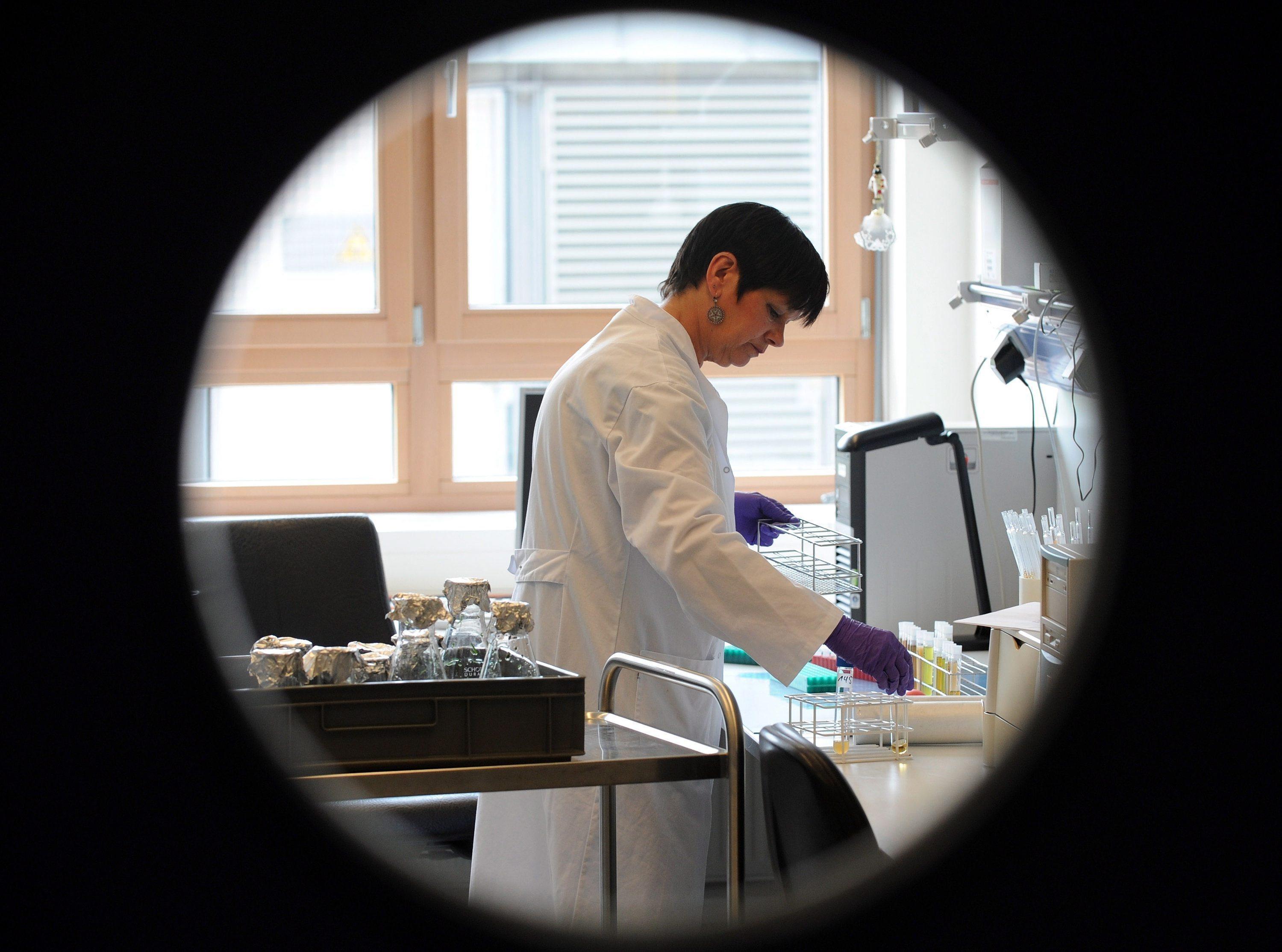 Una ricercatrice al lavoro in un laboratorio