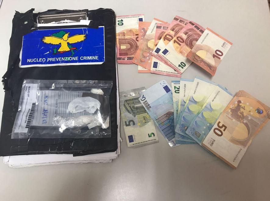 Spacciatore di hashish e coca tenta la fuga in bus: arrestato