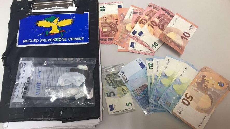 Spacciatore di hashish e coca tenta la fuga in bus: arrestato