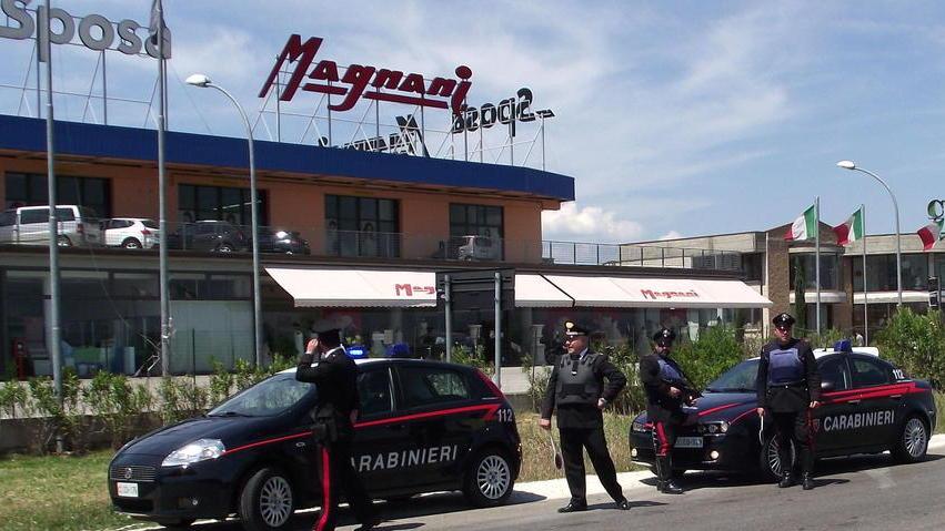 Un chilo di “erba” gettata da un’auto per evitare l’arresto