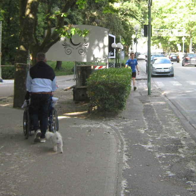 In via Marco Polo i marciapiedi sono ko