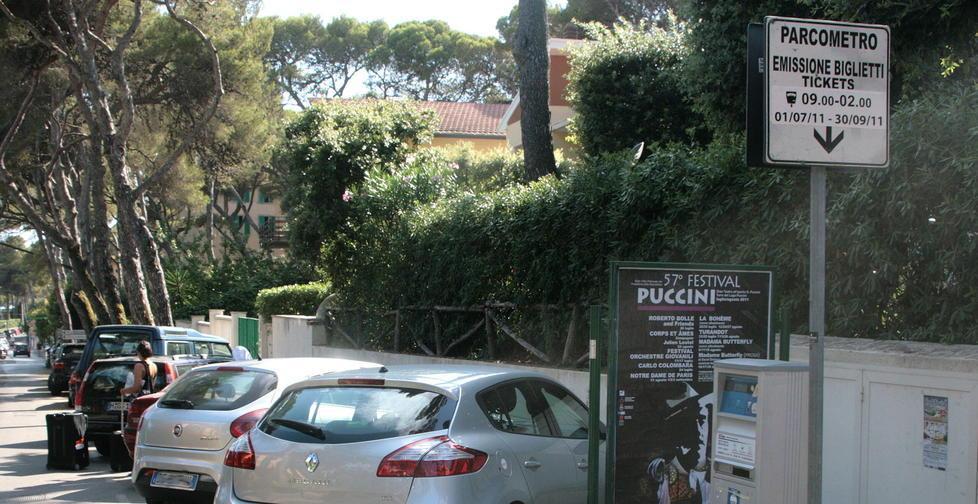 A gara gli stalli blu lungo tutta la costa 