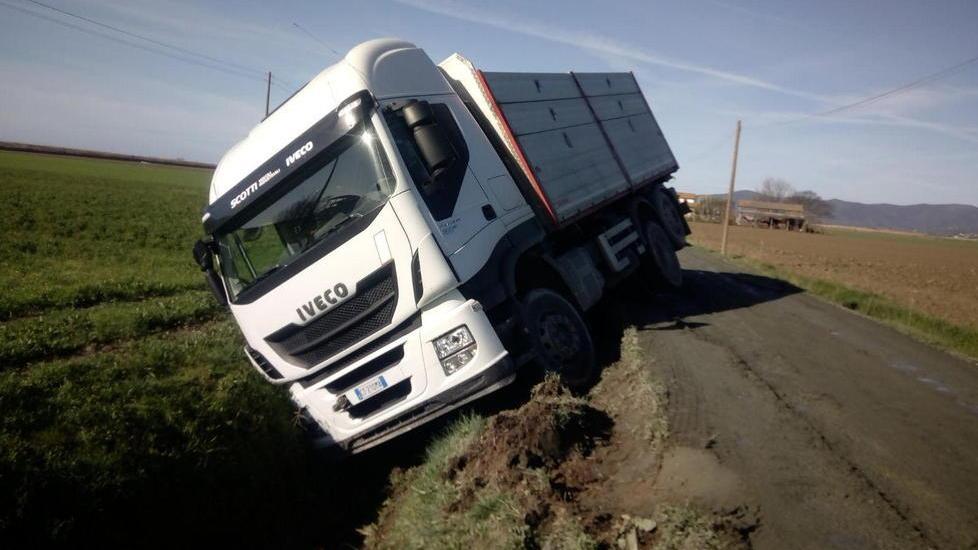Camion finisce dentro la fossa Polemiche sull’uso della strada
