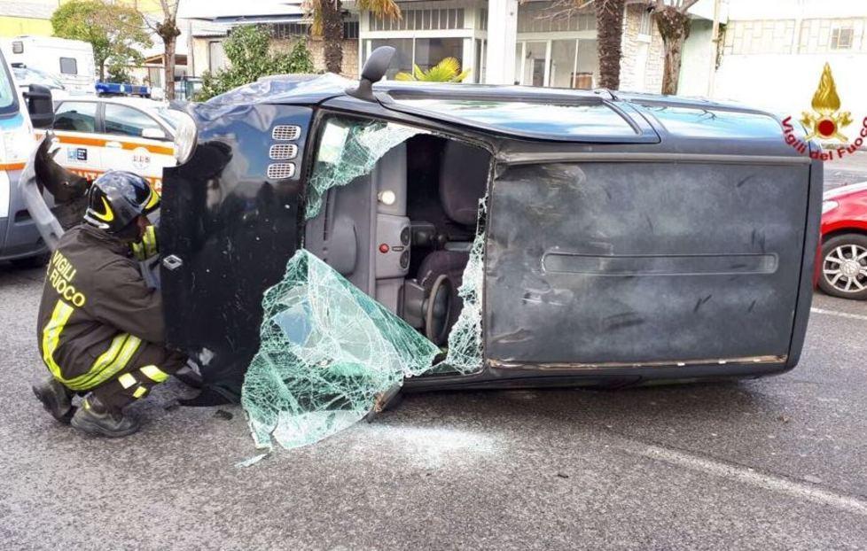 Auto si ribalta in via Circonvallazione