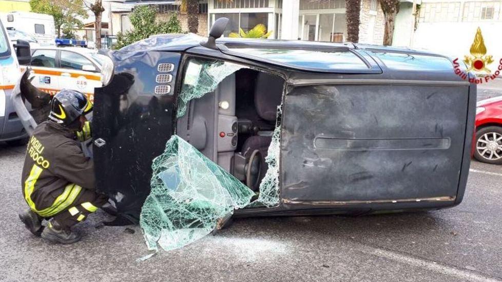 Auto si ribalta in via Circonvallazione
