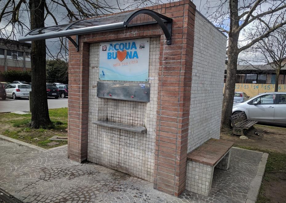 Una tettoia per il fontanello in piazza