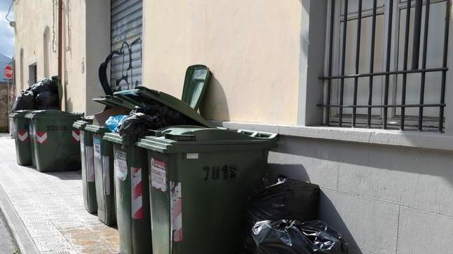 Sacchi neri lasciati fuori dai contenitori