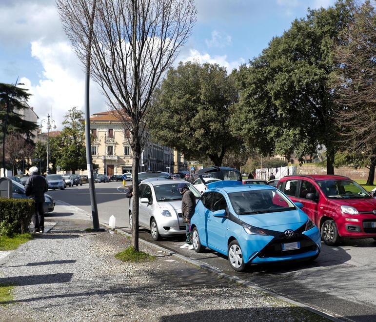 La fontana super gettonata Ma la sosta è “selvaggia” 