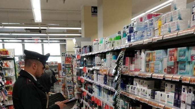 Ruba al supermercato. Preso in un’ora
