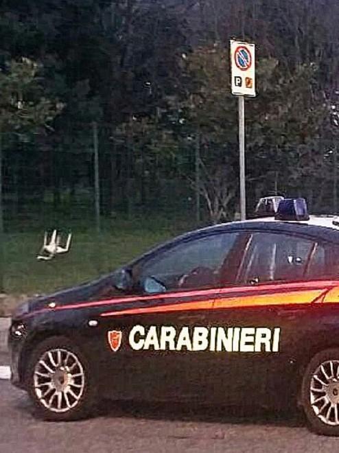«Qui niente bimbi», e il padre picchia il padrone del cane