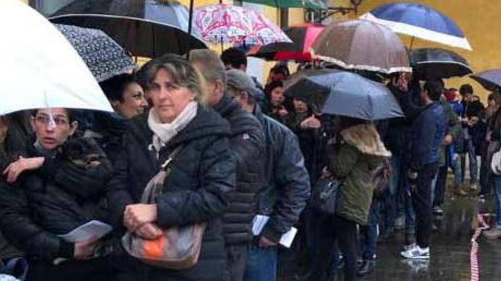 Odissea per il lavoro per la disoccupata: «In coda un giorno e mezzo per 500 euro»