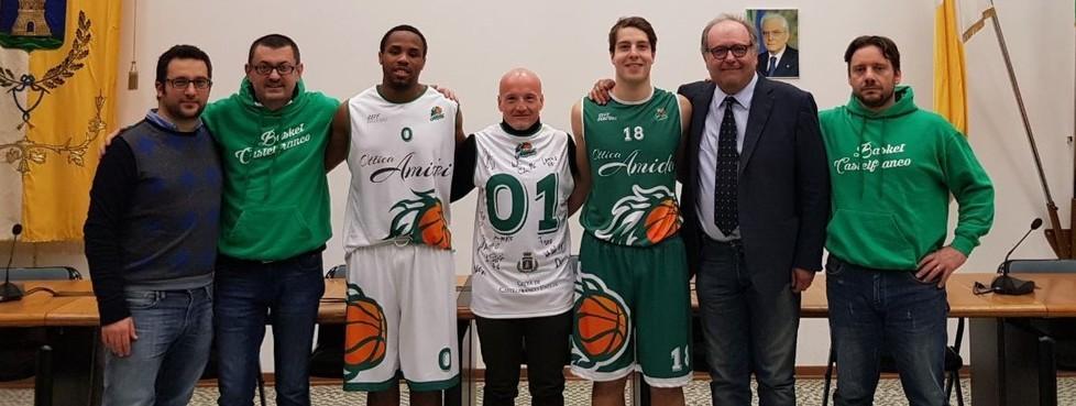 La divisa della squadra di basket col logo della città di Castelfranco 