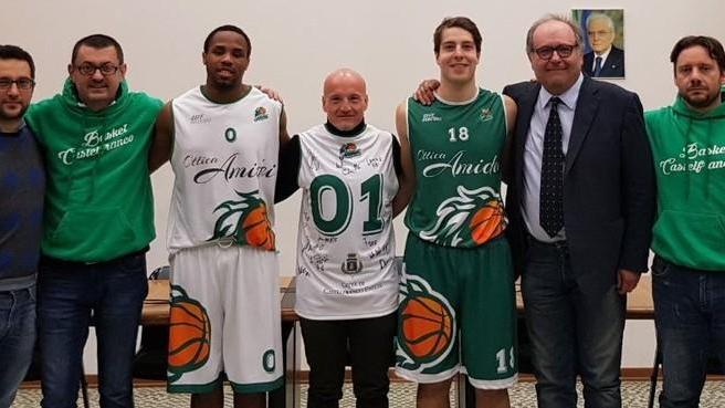 La divisa della squadra di basket col logo della città di Castelfranco