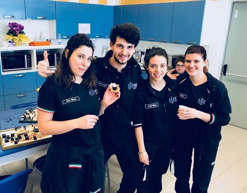 Lo “chef” Michael Bortolotti cucina sushi alle colleghe Vis