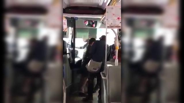 Lite sul bus, il video inchioda i controllori: «Aperta un’indagine interna» - Video