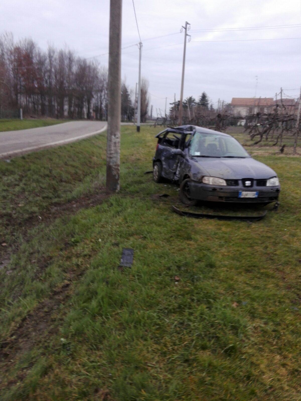Con l'auto contro un palo, ferito un 20enne