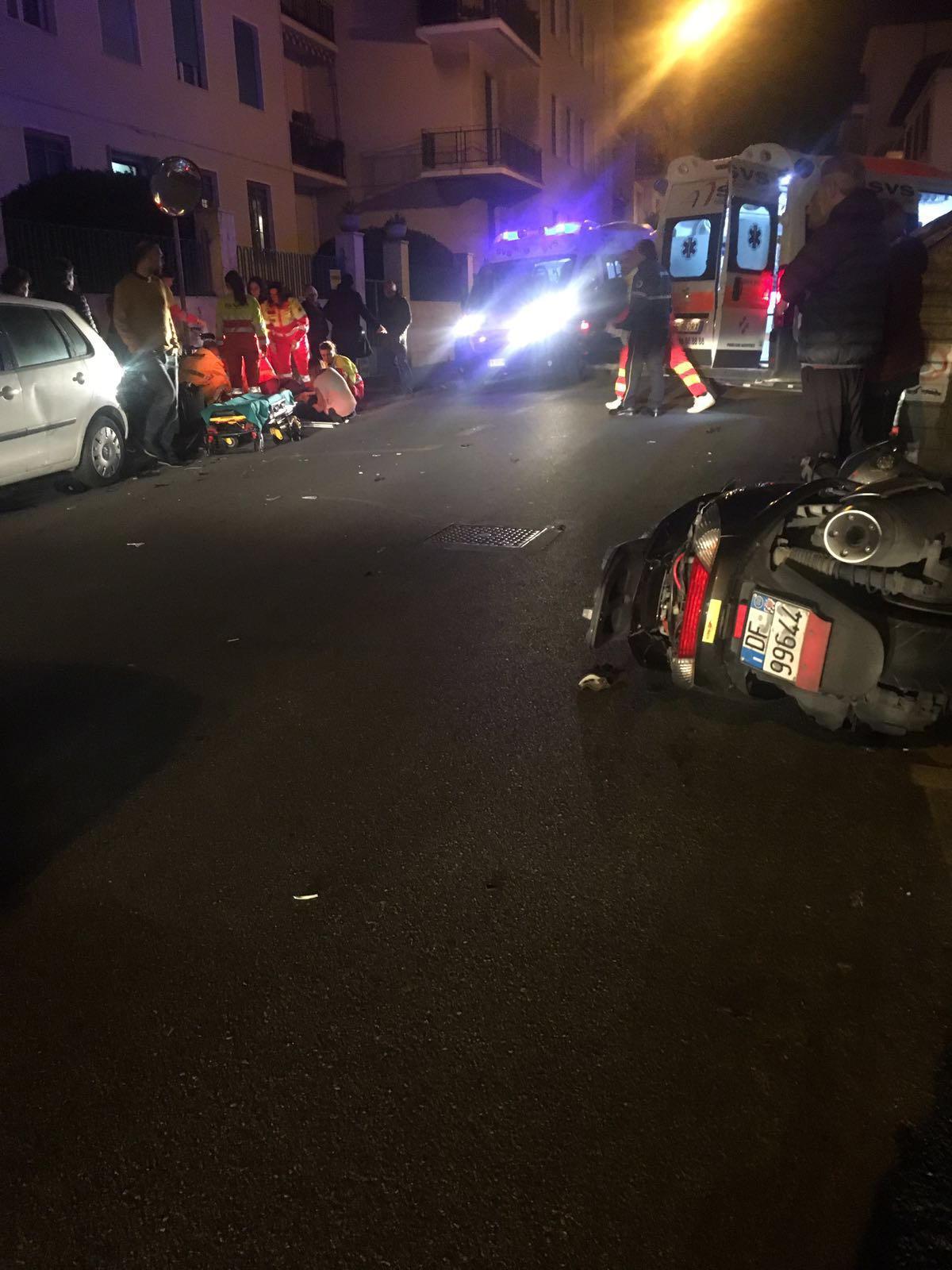 Giovane investito sulle strisce da uno scooter pirata: l'uomo scappa a piedi