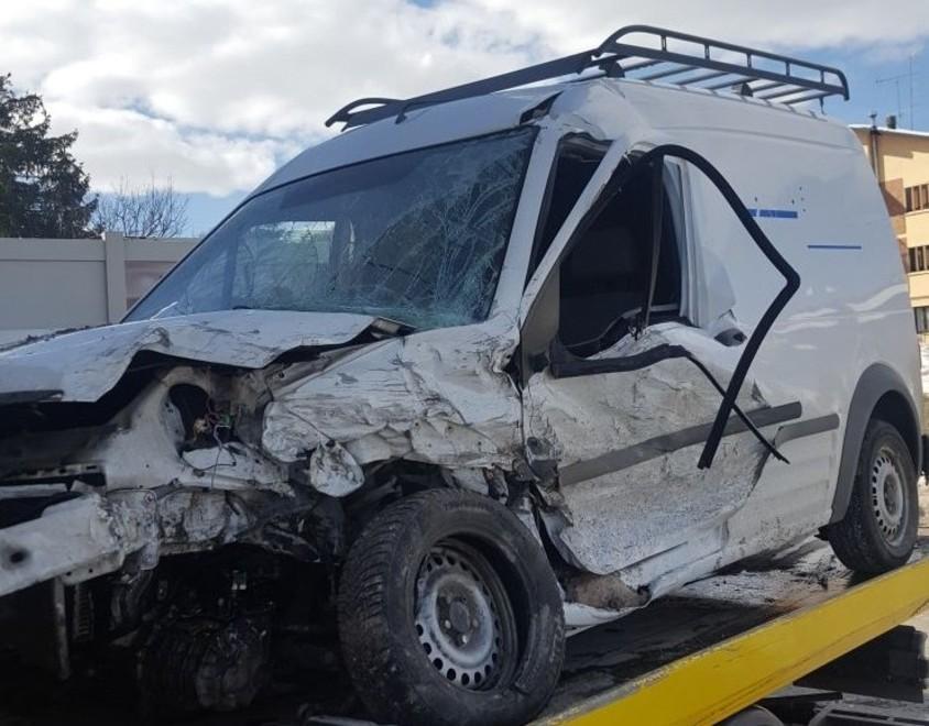 Scontro frontale sulla Giardini 30enne portata a Baggiovara
