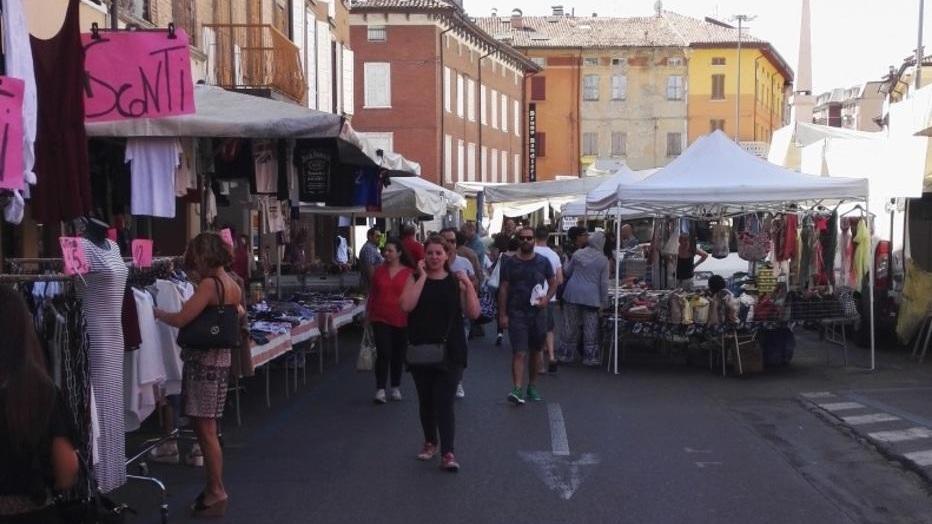 La polizia insegue i mendicanti tra i banchi del mercato