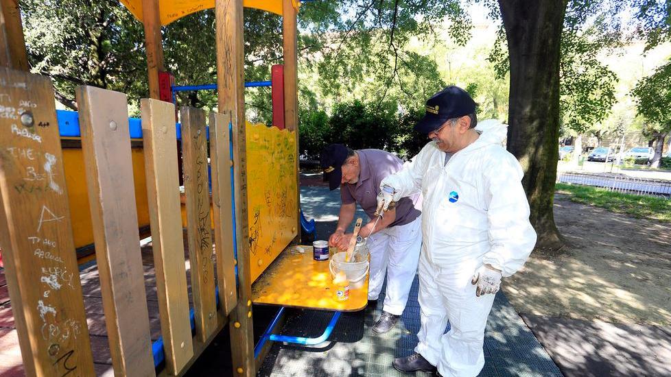 Parco Pertini, la denuncia: «Escrementi sui giochi dei bambini»