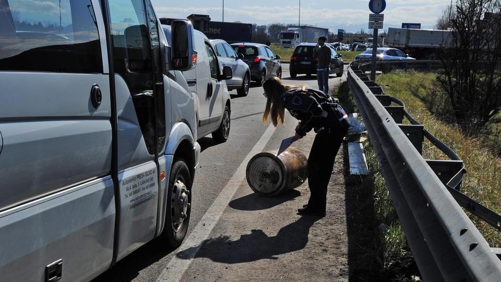 Furgone perde schiacciasassi nella rotonda della tangenziale