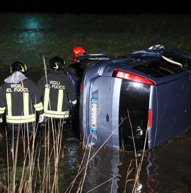 Un’auto nel canale Due feriti al Delta