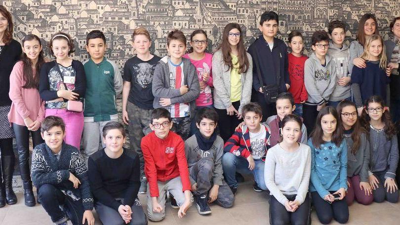 Gli alunni della “Costa” ieri nella redazione della Nuova