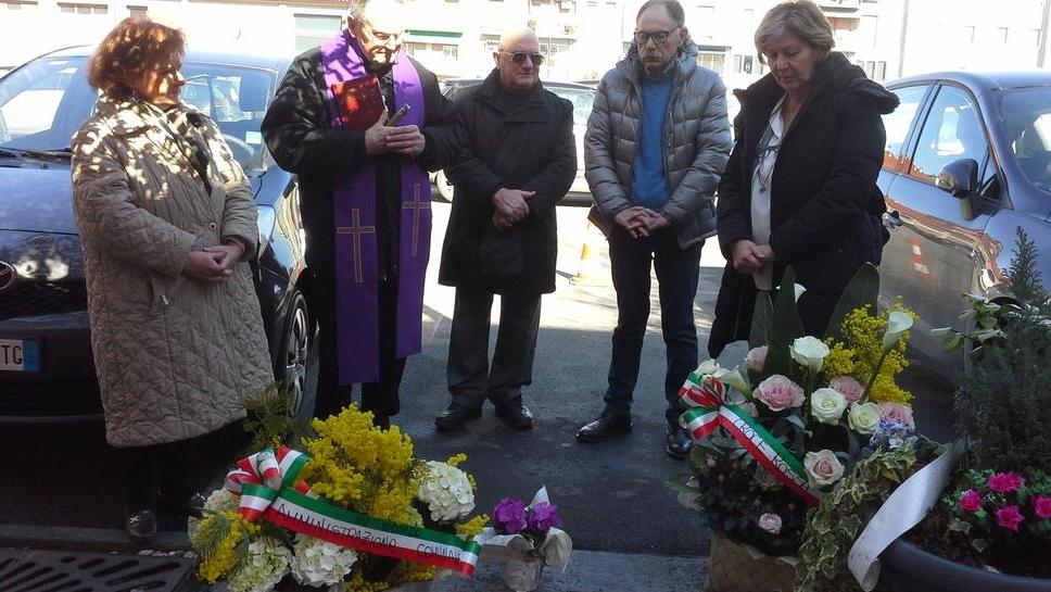 Tre mazzi di fiori per ricordare la strage del mercato