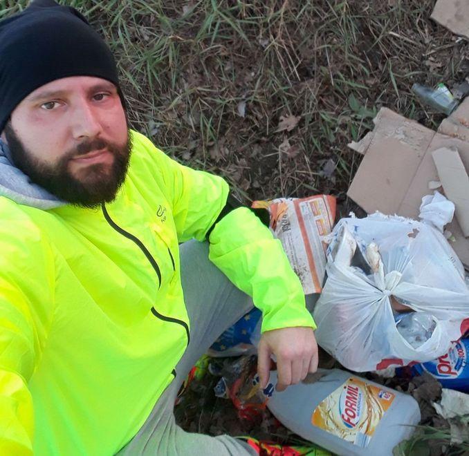 Domenico, l'operaio che pulisce le campagne dai rifiuti mentre fa jogging