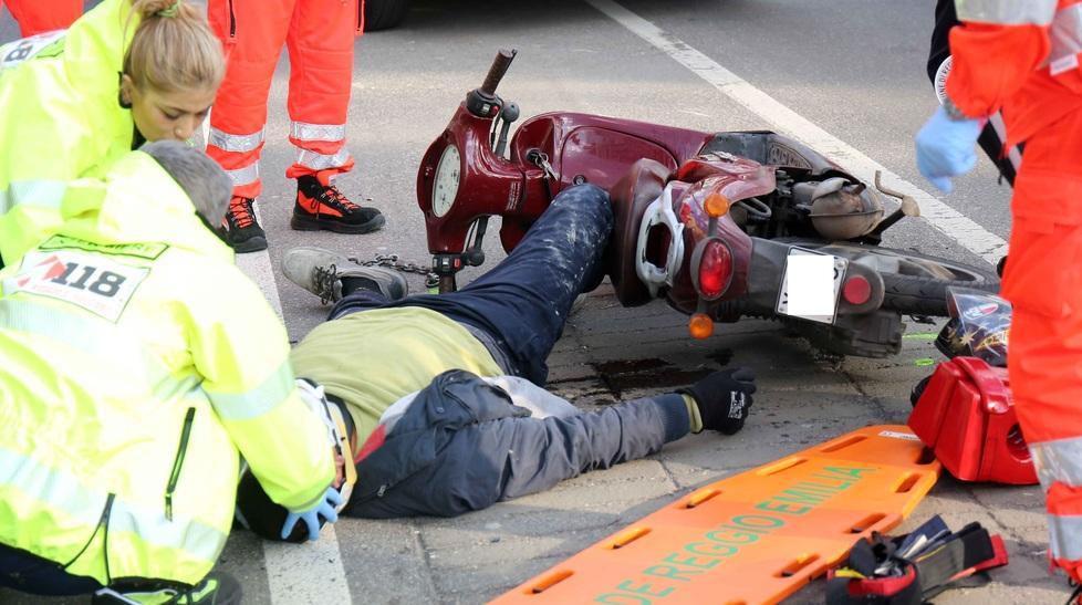 Finisce col motorino contro un’auto in via Emilia Ospizio