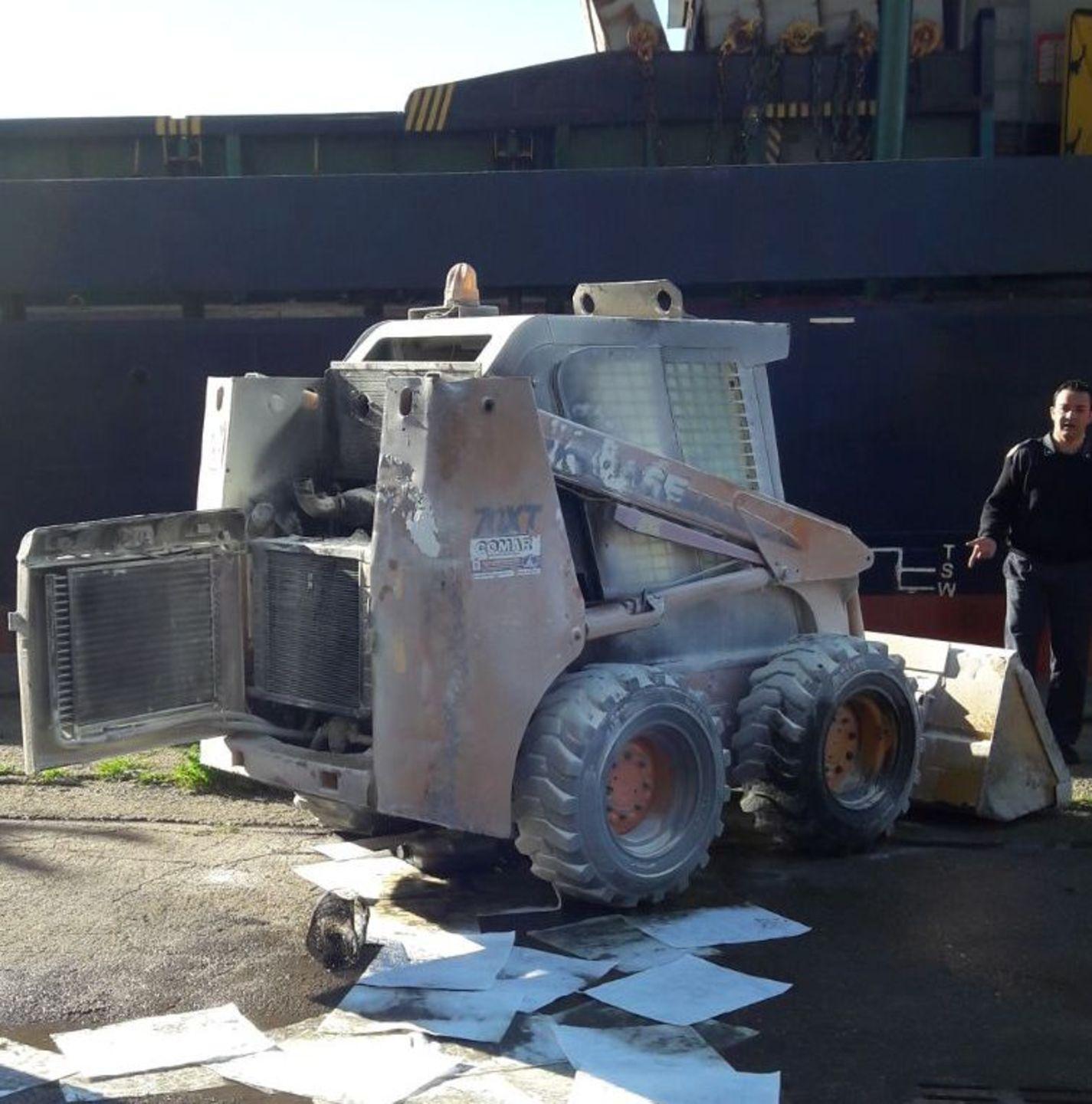 Incendio nella stiva di una nave, in fumo un bobcat