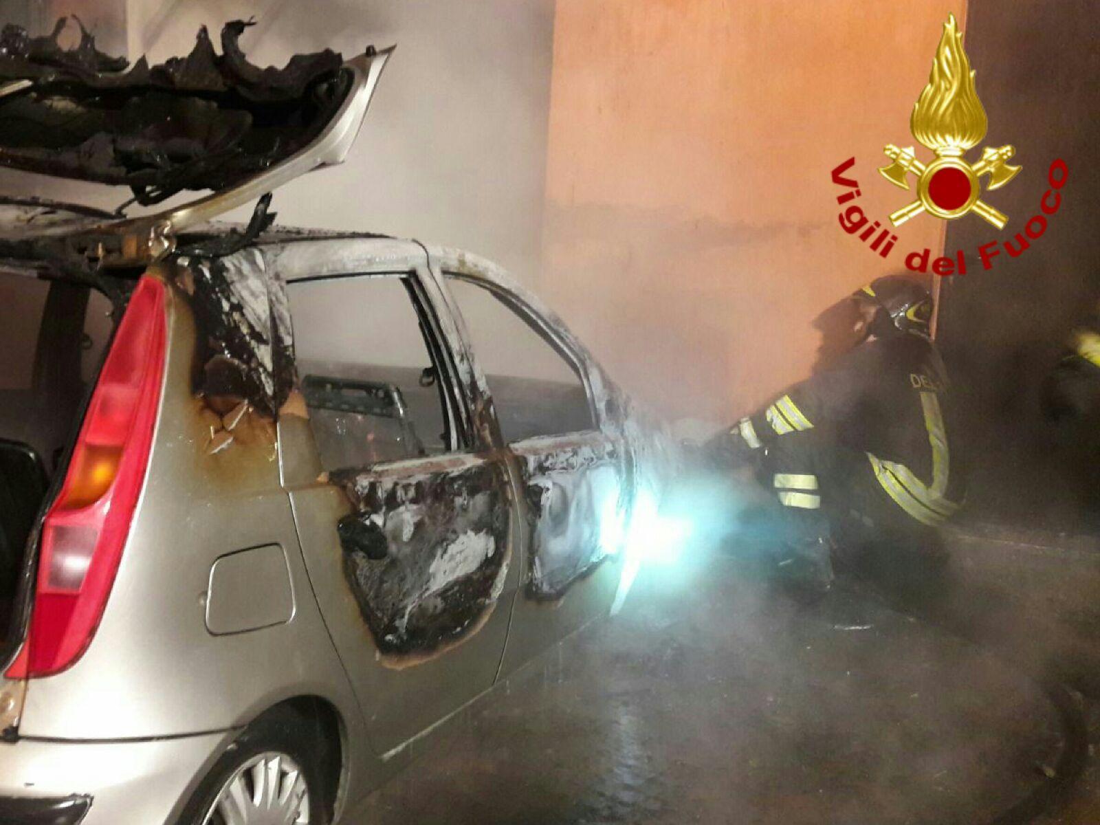 Campagnola, auto a fuoco nella notte: non si esclude il dolo
