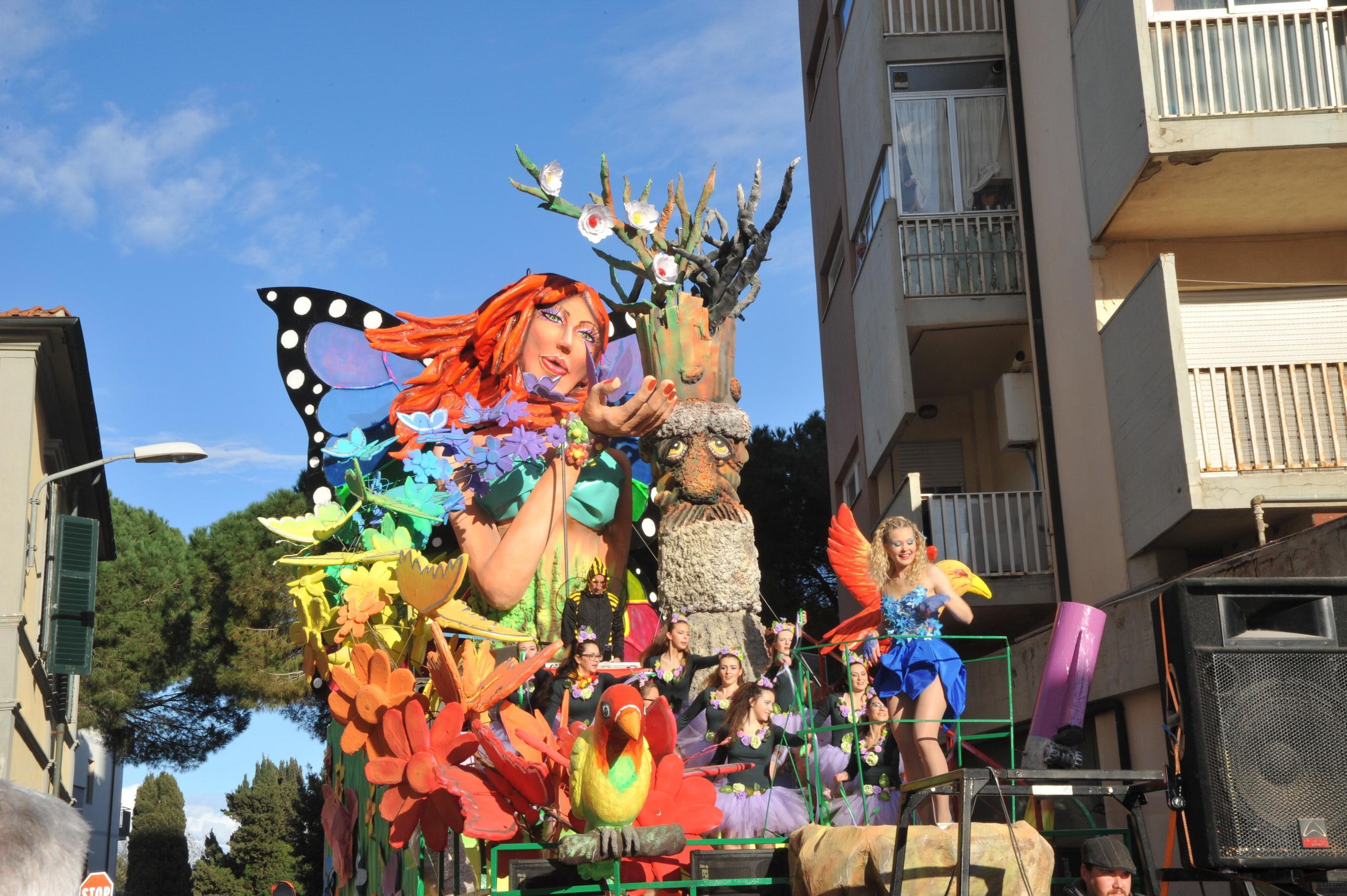 Un carro del Carnevale di Follonica edizione 2018 (foto Giorgio)